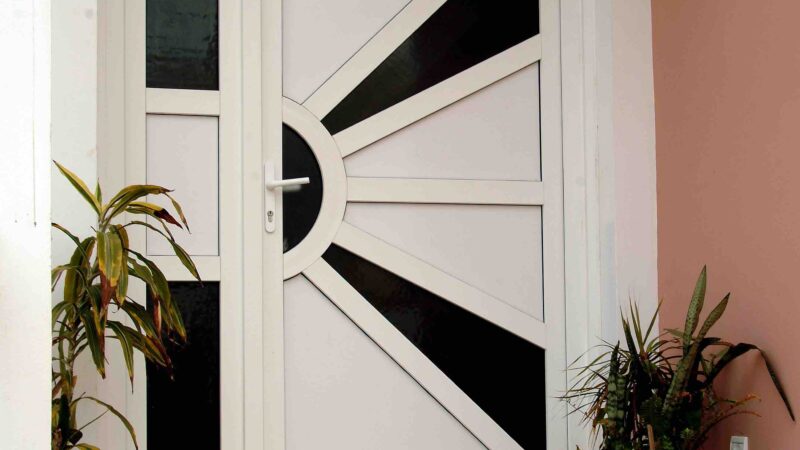 باب يو بي في سي بالبانل ديكونينك والزجاج سانت جوبان من كلايمت مصر للابواب والشبابيك uPVC